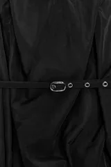 Vestido corto de estilo globo con cuello halter y tirantes finos ajustables. Presenta un diseño fruncido en el cuerpo, cintura entallada con cinturón fino integrado y falda con bajo abullonado.