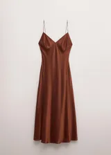 Vestido midi color tostado, de corte slip dress, con escote en V y tirantes finos.