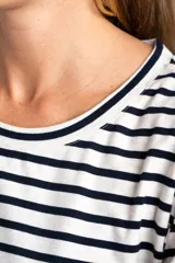 Remera de manga larga con cuello redondo, corte ajustado al cuerpo y patrón de rayas horizontales anchas en blanco y azul marino.