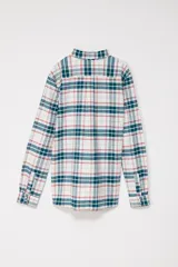 Camisa de manga larga a cuadros en tonos blanco, verde, azul y rojo. Tiene dos bolsillos en el pecho y cierre con botones.
