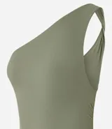 Vestido de largo midi confeccionado en tejido de rib color marrón. Presenta un diseño de hombro único y fruncido lateral que realza la silueta.