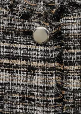 Chaqueta de tweed con cuello redondo, cierre frontal de botones metálicos y cuatro bolsillos de solapa en la parte delantera. Presenta un diseño recto de manga larga con acabado desflecado en el bajo.