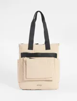 Mochila de poliéster color beige con diseño acolchado, correas de hombro negras y bolsillo frontal removible con cierre. Incluye compartimentos laterales y detalle de marca en la parte inferior.