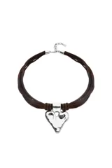 Collar tipo gargantilla con múltiples tiras de cordón de cuero marrón oscuro y un dije central de corazón plateado con acabado martillado.