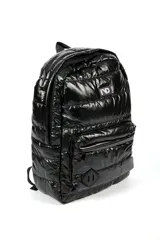 Mochila negra acolchada con cierre superior y bolsillo frontal con cierre.