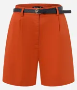 Short de vestir color beige, con cintura alta, pliegues frontales, cinturón de cuero sintético con hebilla metálica y cierre frontal con botón y cremallera.