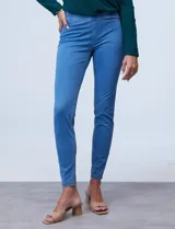 Jegging azul con pretina elastizada, bolsillos delanteros simulados y bolsillos traseros aplicados.