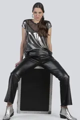 Pantalon oxford de cuerina sintetica en color negro, con textura y patron de imitacion cocodrilo y cintura elastizada.