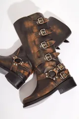 Botas de cuero negro de caña alta con múltiples correas con hebillas plateadas y suela de goma.