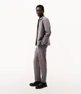 Pantalón slim de sarga color gris, con cintura con pasacintos, cierre de botón y cremallera, bolsillos laterales y bolsillos traseros embutidos.