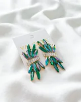 Aros colgantes con forma de abanico, con cristales facetados verdes, blancos y tornasolados engarzados en metal dorado.