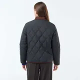 Chaqueta marrón con estampado animal print negro, cuello clásico y cierre con botones.