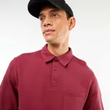 Buzo tipo remera de manga larga color rojo con cuello polo y bolsillo en el pecho.