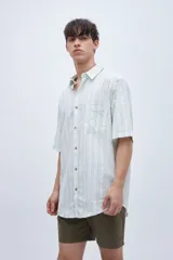 Camisa de manga corta a rayas verticales blancas y verdes, con cuello solapa clásico, bolsillo en el pecho y botones personalizados.