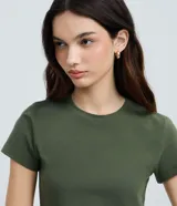 Blusa cropped de Blue Steel, confeccionada en algodón con elastano. Presenta cuello redondo, mangas cortas y un diseño básico ajustado al cuerpo.