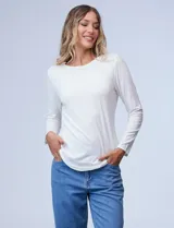 Remera negra de modal con cuello a la base y mangas largas.