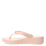 Sandalias tipo chinela con plataforma, color negro con detalles en bronce. Presentan una tira superior con textura y una hebilla decorativa metálica en tono dorado.
