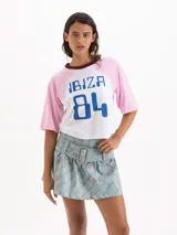 Minifalda celeste con estampado a cuadros y detalles ilustrados, de corte corto, con un cinturón ancho incorporado de la misma tela con doble hebilla forrada.