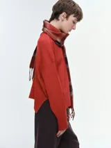 Buzo tejido de corte oversize en color rojo, con cuello redondo, hombros caídos y puños y bajo acanalados.