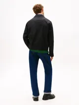 Campera clásica de estilo Ivy en color negro, confeccionada en algodón BCI. Presenta un diseño versátil con cuello camisero, cierre frontal de cremallera y dos bolsillos laterales. Incluye el logo de la bandera de Tommy Hilfiger bordado en el pecho.