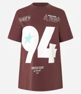 Remera marrón de algodón con cuello redondo y mangas cortas. Estampa frontal con el número 94, una estrella celeste y la inscripción "Marathon St. Tropez".