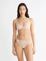 Brasier Calvin Klein de encaje semitransparente con diseño floral, copas triangulares sin forro y cierre frontal con broche metálico.