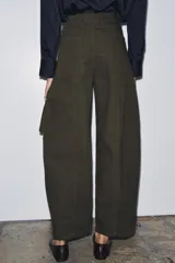 Pantalón cargo de tiro medio confeccionado en algodón, con diseño de pierna ancha, cintura con trabillas, bolsillos delanteros y bolsillos de plastrón con solapa en la pierna.