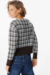 Sweater de punto con diseño de cuadros, cuello redondo y puños y cintura acanalados en color bordó sólido.