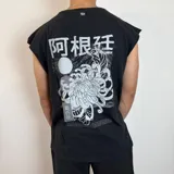 Musculosa negra de corte oversize con estampado gráfico en la espalda que incluye caracteres orientales, una flor de crisantemo y elementos abstractos en tonos grisáceos.