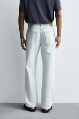 Jeans de hombre straight fit, color celeste claro con efecto lavado. Confeccionados en denim de algodón, cuentan con cinco bolsillos y cierre frontal con botones. Pertenecen a la colección especial Origins.