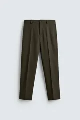 Pantalón de vestir corte slim fit, con cierre frontal de cremallera y botón, bolsillos laterales y bolsillos traseros de doble vivo con botón.