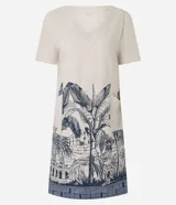 Vestido corto tipo t-shirt color beige, confeccionado en viscolino, con escote en V y mangas cortas. Presenta una estampa de arco de lapa en la falda.