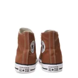 Championes Converse Chuck Taylor All Star de caña alta, confeccionados en lona color marrón con puntera y suela de goma blanca, y cordones blancos.