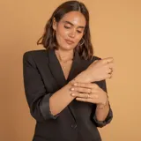 Anillo de oro 9k con piedra central de rubí en talla oval. Diseño minimalista y elegante.