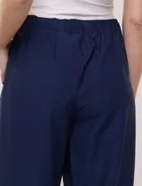 Pantalón holgado de tiro alto, color verde, con bolsillos frontales aplicados y cordón ajustable en la cintura.