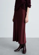 Falda midi color borgoña de tejido satinado con cintura elástica y diseño evasé.