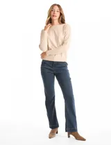 Buzo tejido color beige de manga japonesa, con detalle de tachas metálicas a lo largo de las mangas. Presenta puños y ruedo acanalados.