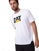 Remera blanca de manga corta con el logo de CAT impreso en el pecho.