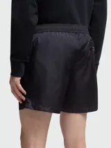 Short de baño Moncler negro con cintura elástica, bolsillos laterales y parche con el logo de la marca en la pernera izquierda.