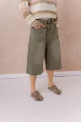 Bermuda de jean tiro alto y pierna ancha, color verde oliva, con diseño de cinco bolsillos, pasadores para cinturón y cierre frontal con botón.