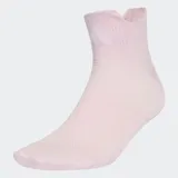 Medias deportivas Adidas de corte bajo, diseñadas con tecnología Climacool para mayor transpirabilidad y gestión de la humedad. Presentan un diseño ergonómico con refuerzo en el talón y logo de la marca en la parte superior.