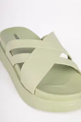 Sandalias negras con plataforma y tiras anchas cruzadas.