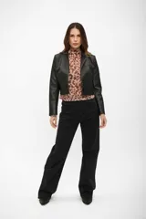 Campera corta de cuero sintético en color negro, con cuello solapa, cierre frontal de botones y mangas largas.