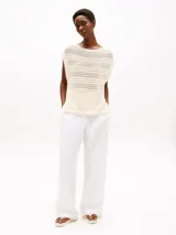 Ojotas Tommy Hilfiger color crema con plataforma baja y tiras tejidas al crochet.