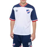 Remera de fútbol Umbro del Club Nacional de Football, modelo Match en color azul marino con mangas y canesú rojos. Cuenta con cuello en V con detalles blancos y azules, y el escudo del club bordado en el pecho.
