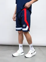 Short de básquet de malla (mesh) azul marino, con detalles en rojo y blanco en los laterales. Presenta el escudo del Club Nacional de Football y el logo de Umbro.