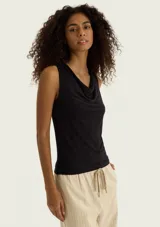 Musculosa negra de diseño ajustado, con elegante cuello drapeado y sin mangas.