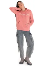 Buzo tipo hoodie de la marca Caterpillar, color rosado, con capucha ajustable mediante cordones, bolsillo canguro frontal y estampado con el logo de la marca en el pecho.
