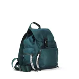 Mochila verde de nylon con tapa y broche metálico, apertura superior con cierre marinero, bolsillos internos, bolsillo con cierre metálico al frente y laterales, asas rígidas de mano y correas regulables para colgar en la espalda.
