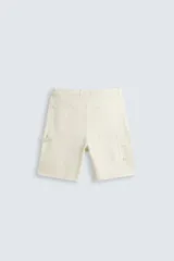 Bermuda relaxed fit confeccionada en tejido de algodón con efecto lavado. Presenta un diseño de cinco bolsillos, bolsillo multifunción en la pernera y tira lateral de estilo carpintero. Cuenta con cierre frontal con cremallera y botón.